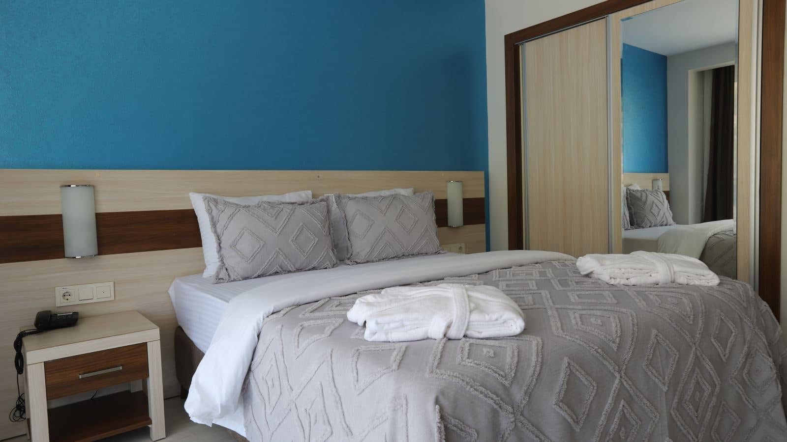 rooms-standart-french-kara-manzarali-oda