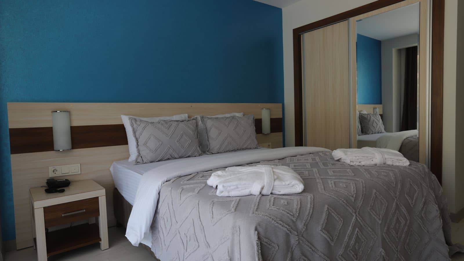 rooms-standart-french-kara-manzarali-oda