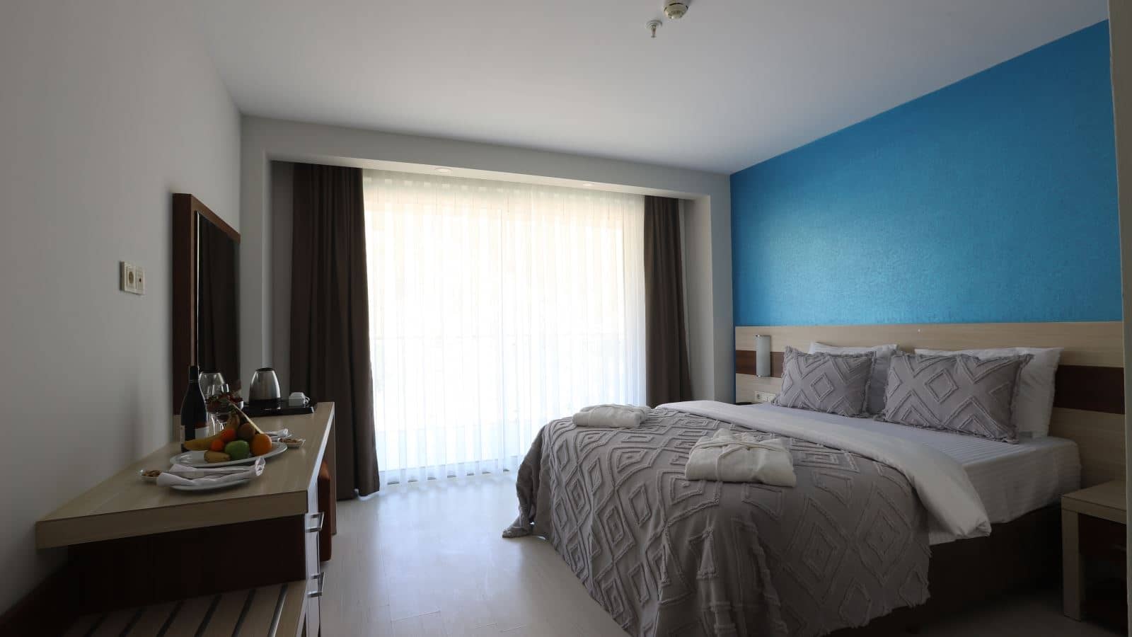 rooms-standart-french-kara-manzarali-oda
