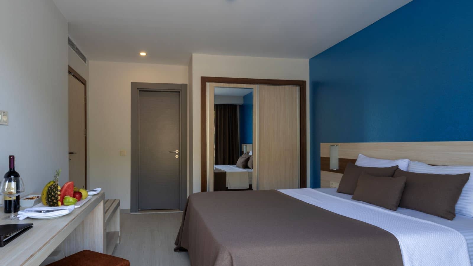rooms-junior-suit-kara--manzarali-oda