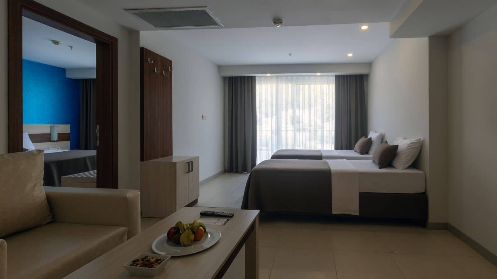 rooms-junior-suit-kara--manzarali-oda