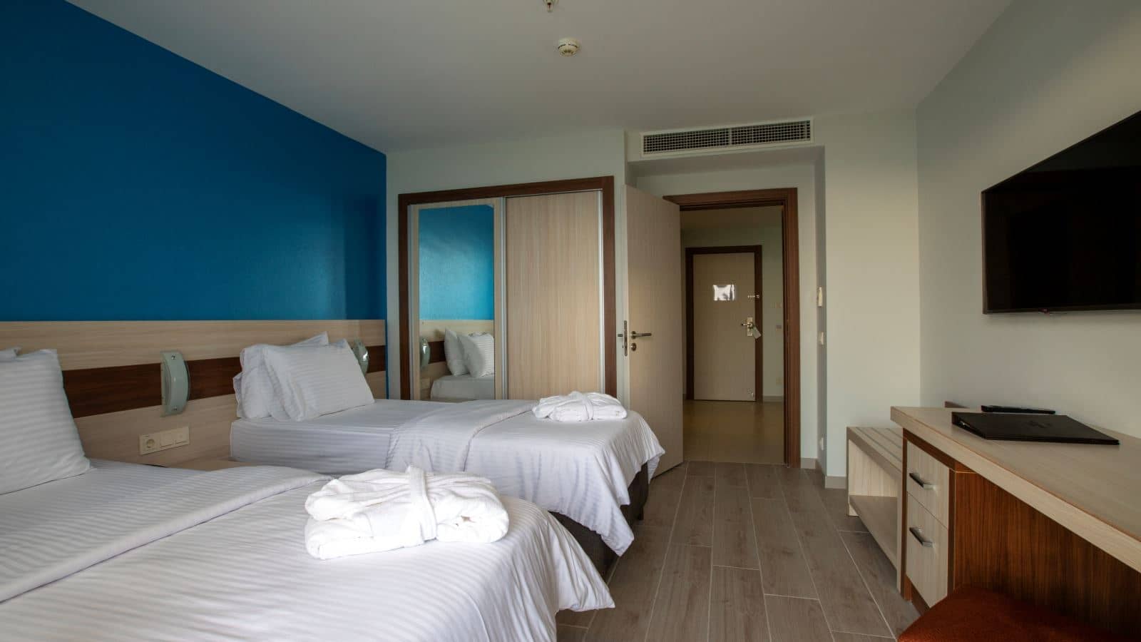 rooms-junior-suit-deniz-manzarali-oda