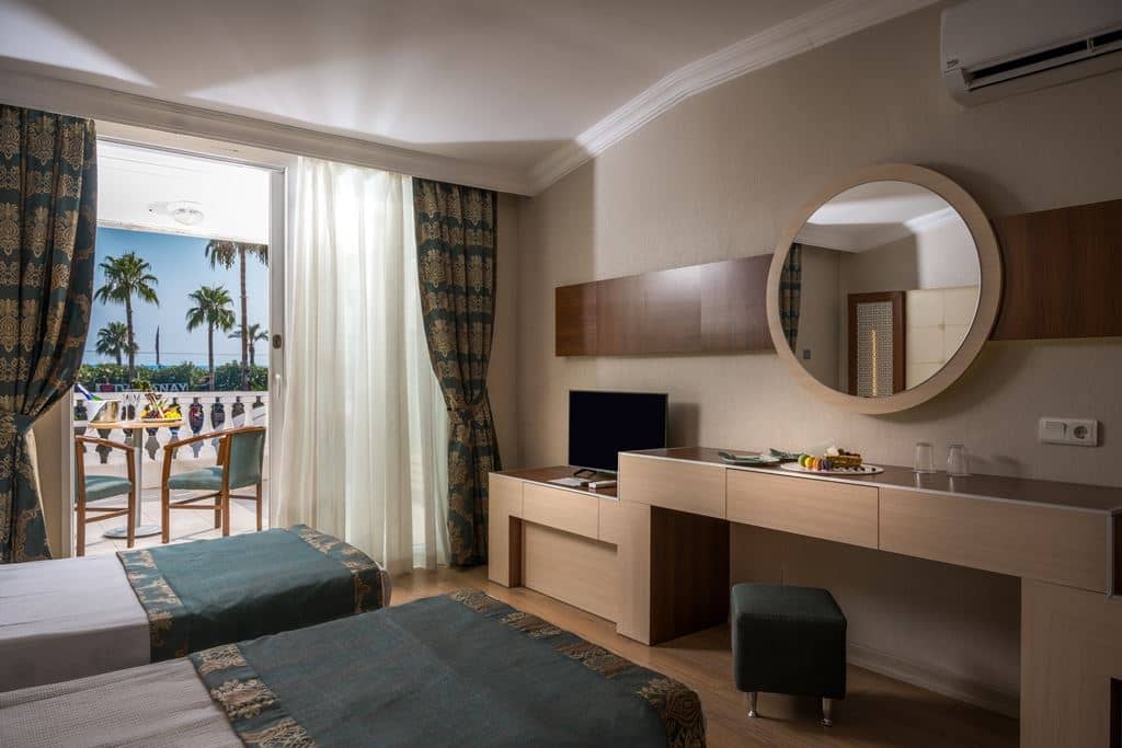 rooms-coral-large-room