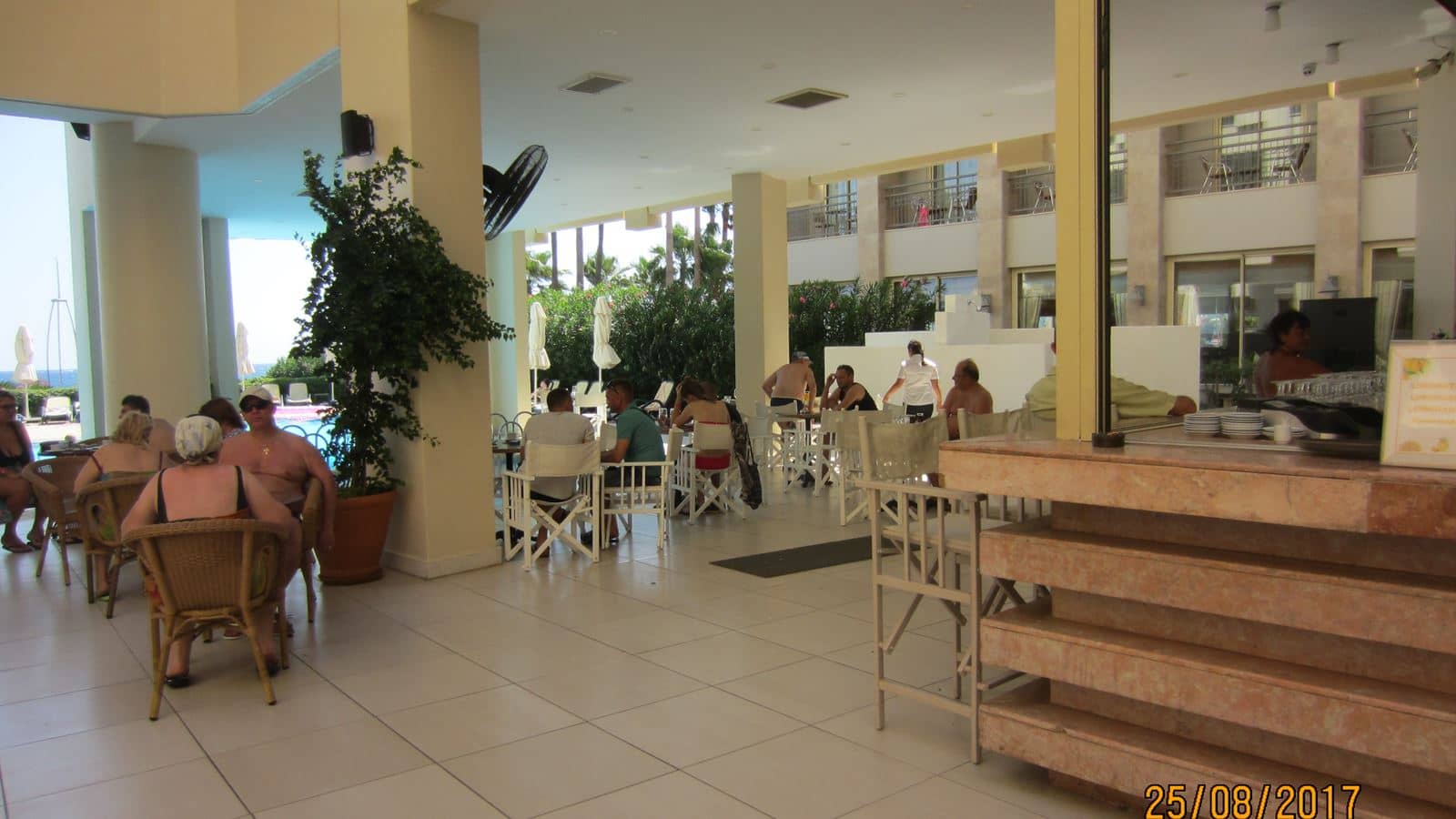 bars-poollobby-bar