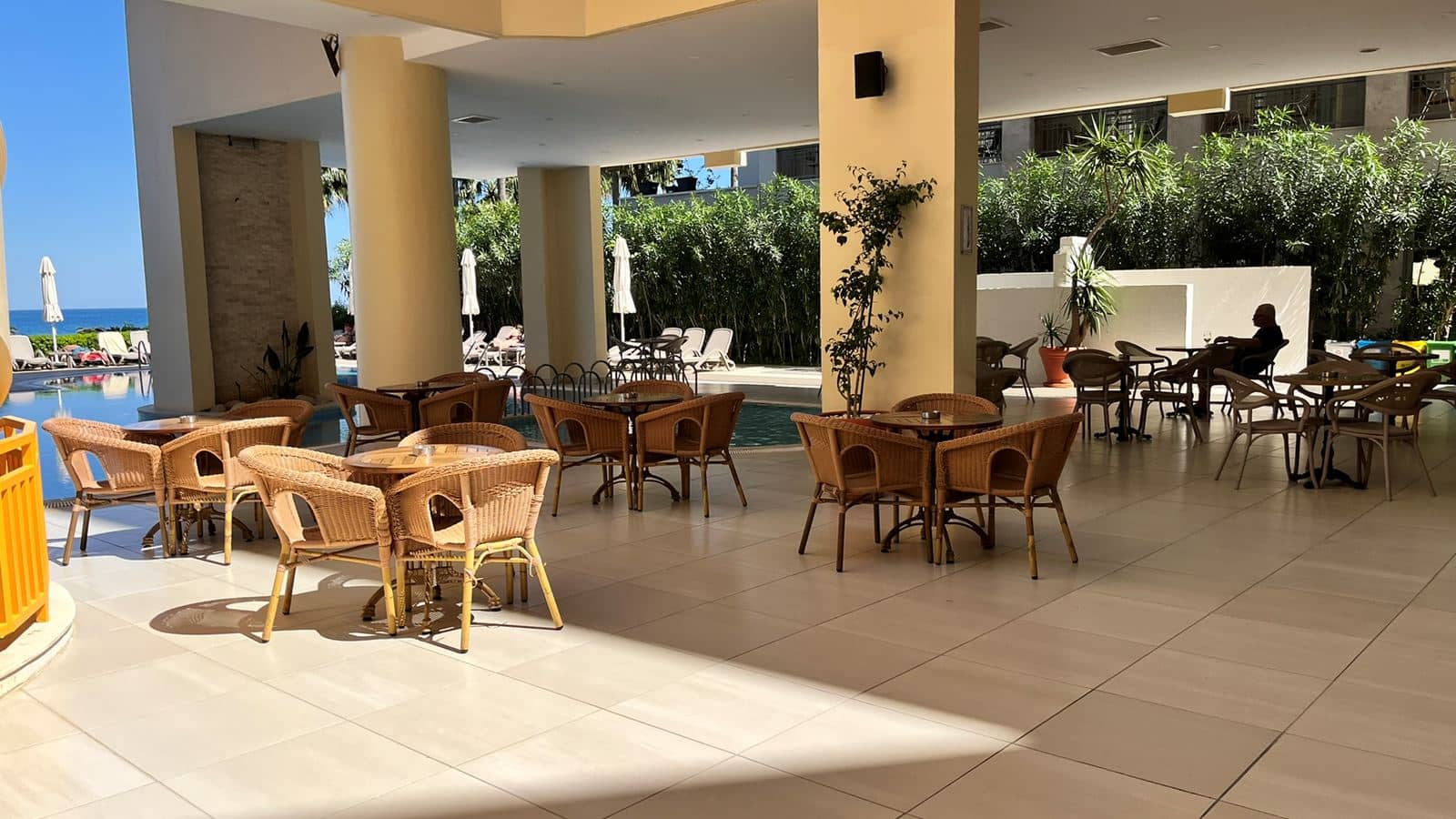 bars-poollobby-bar