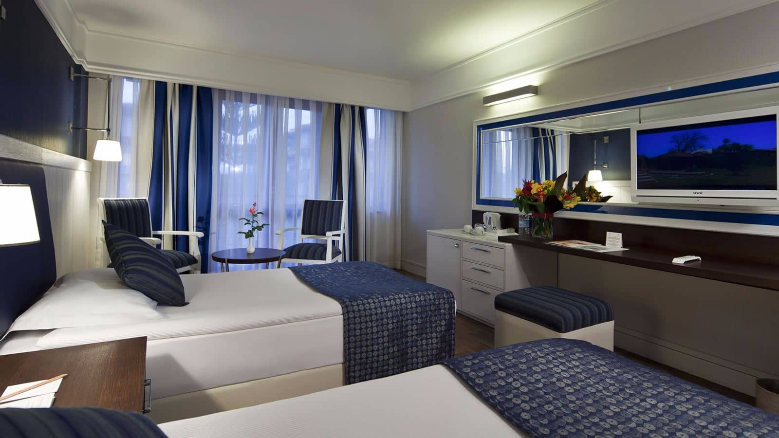 rooms-coral-room