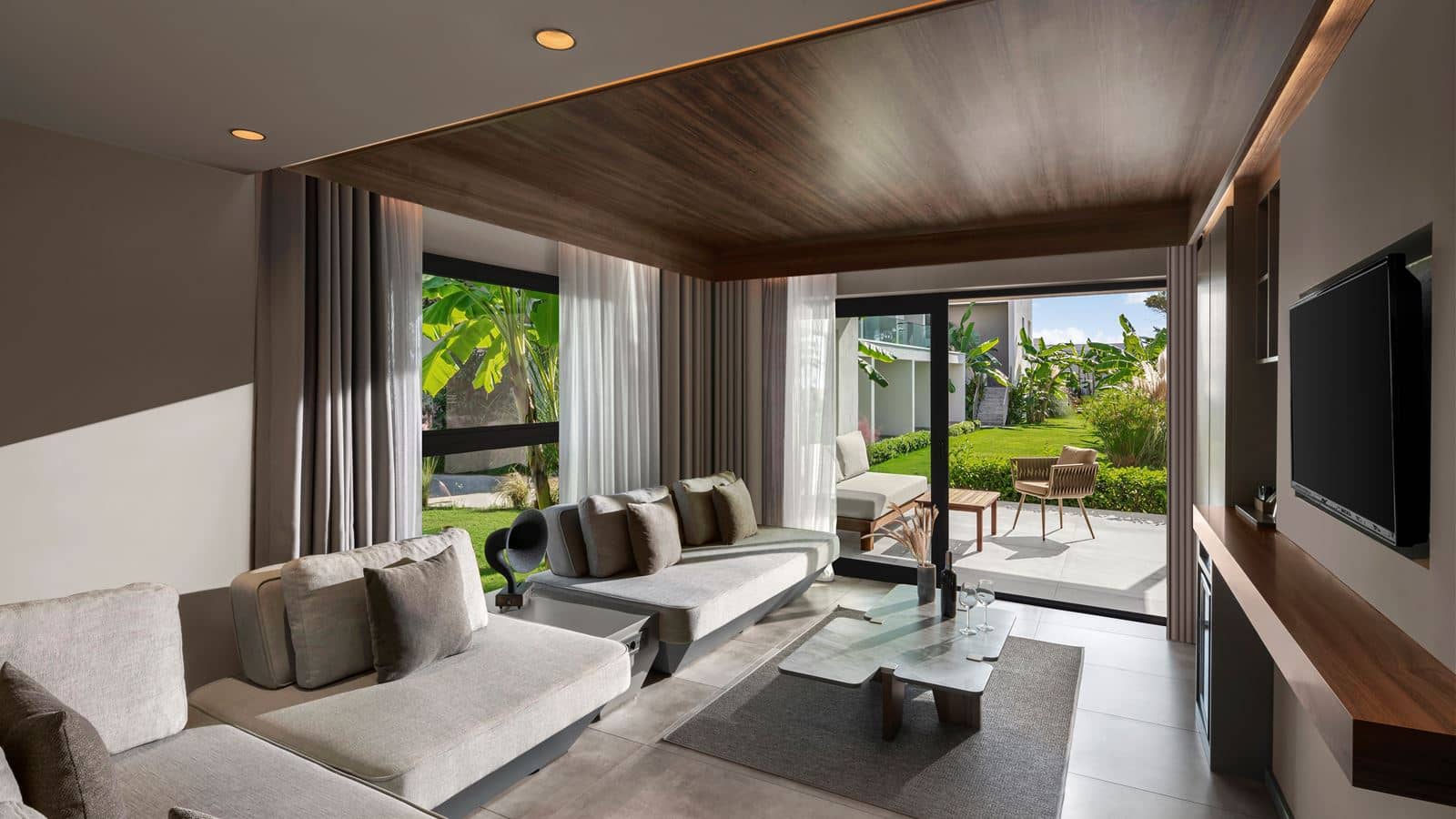 rooms-family-suite-land-view-terrace