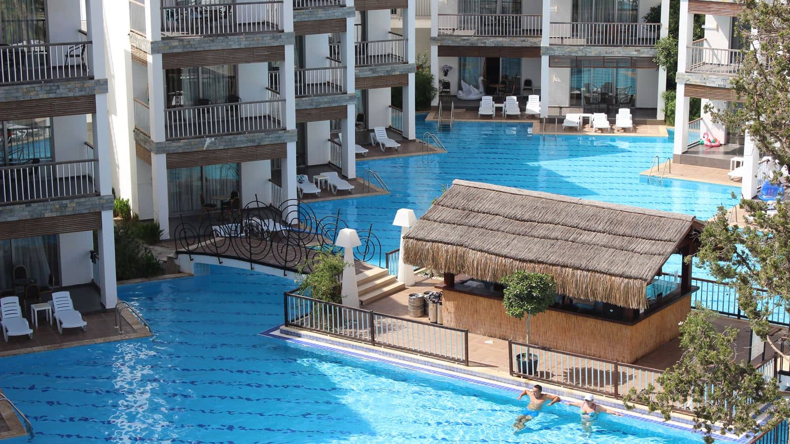 rooms-family-room-swim-up