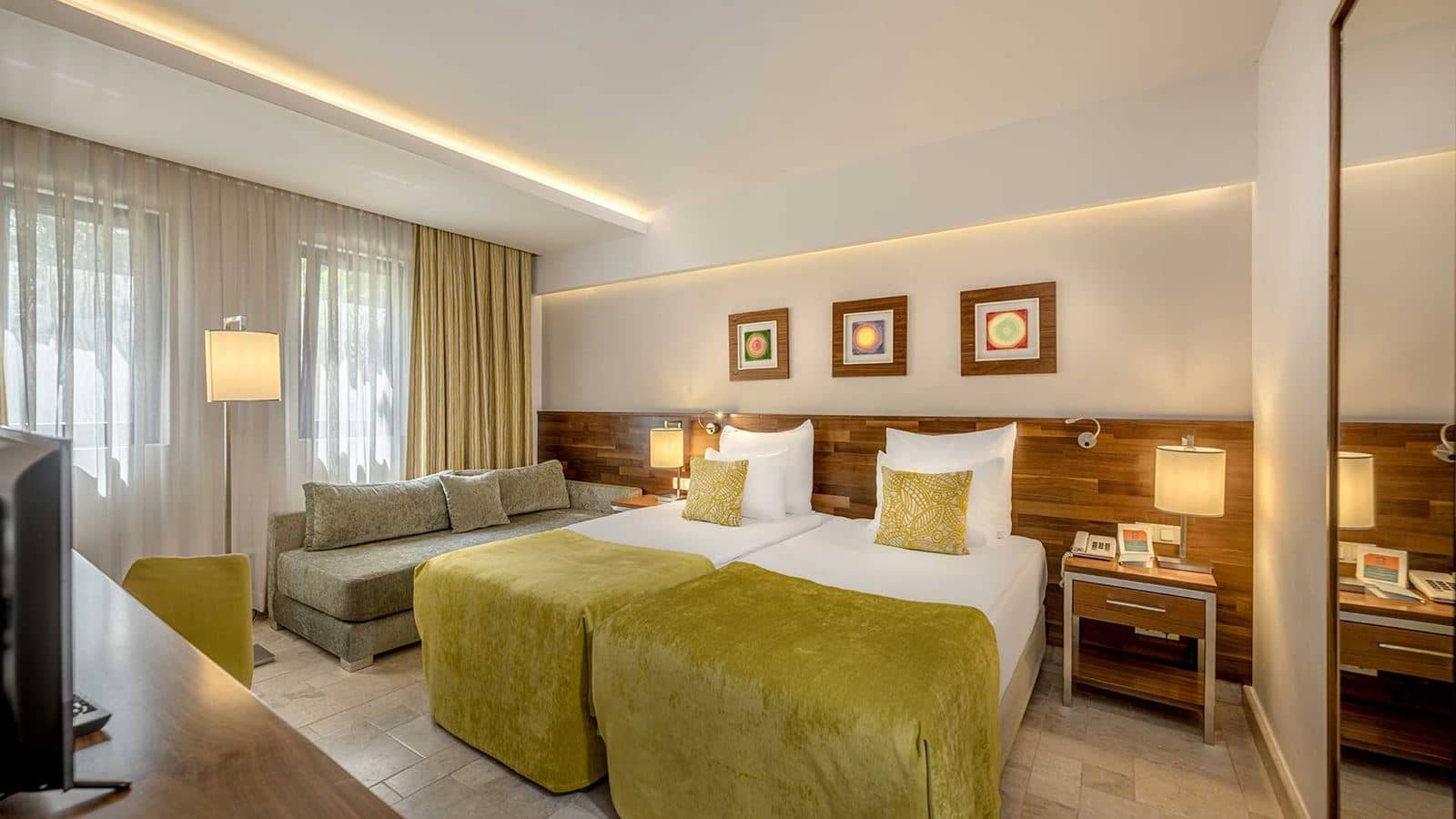rooms-club-family-deluxe-suite-room