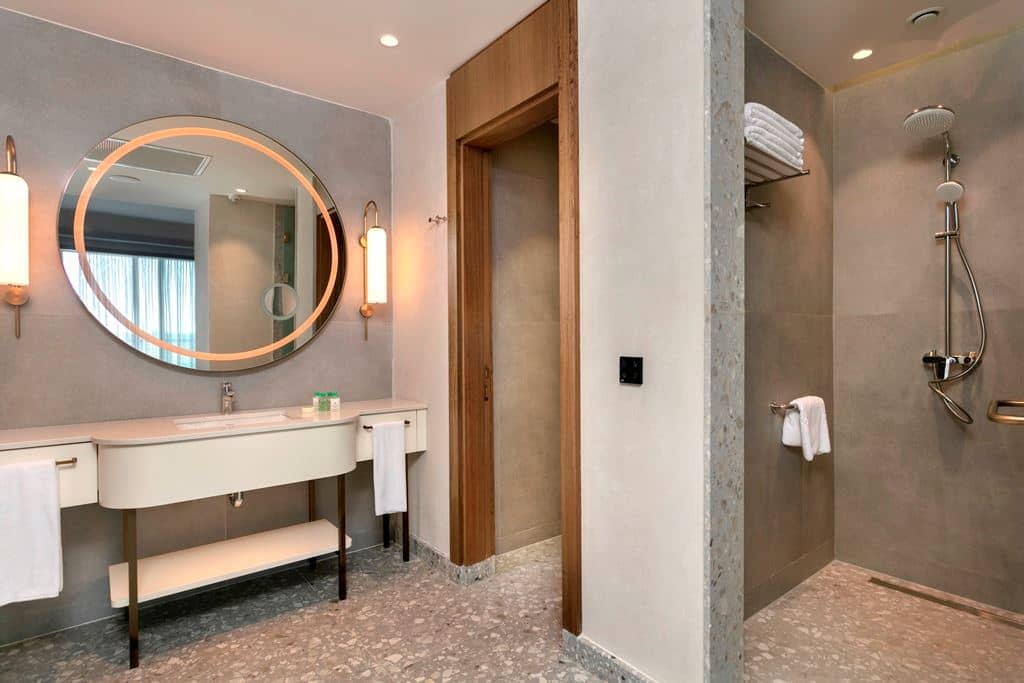 rooms-family-room-golf-view