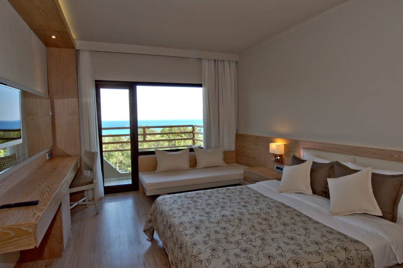 rooms-standard-room-main-building-seaside-with-balcony