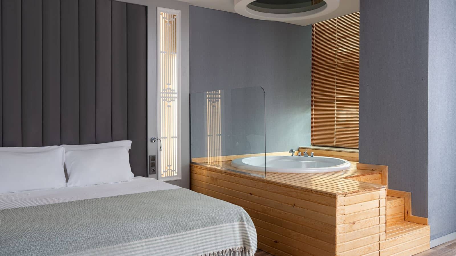 rooms-junior-suite-seapool-view--jacuzzi