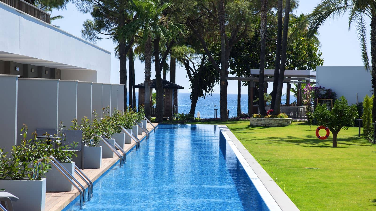 rooms-swim-up-room