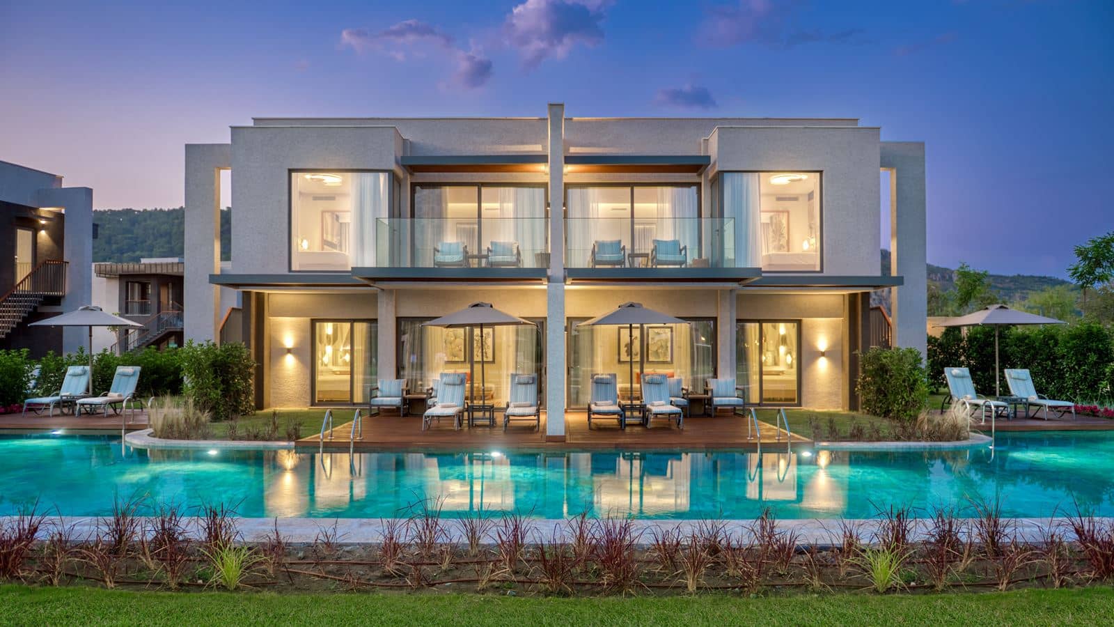 rooms-lake-house-family-swimup