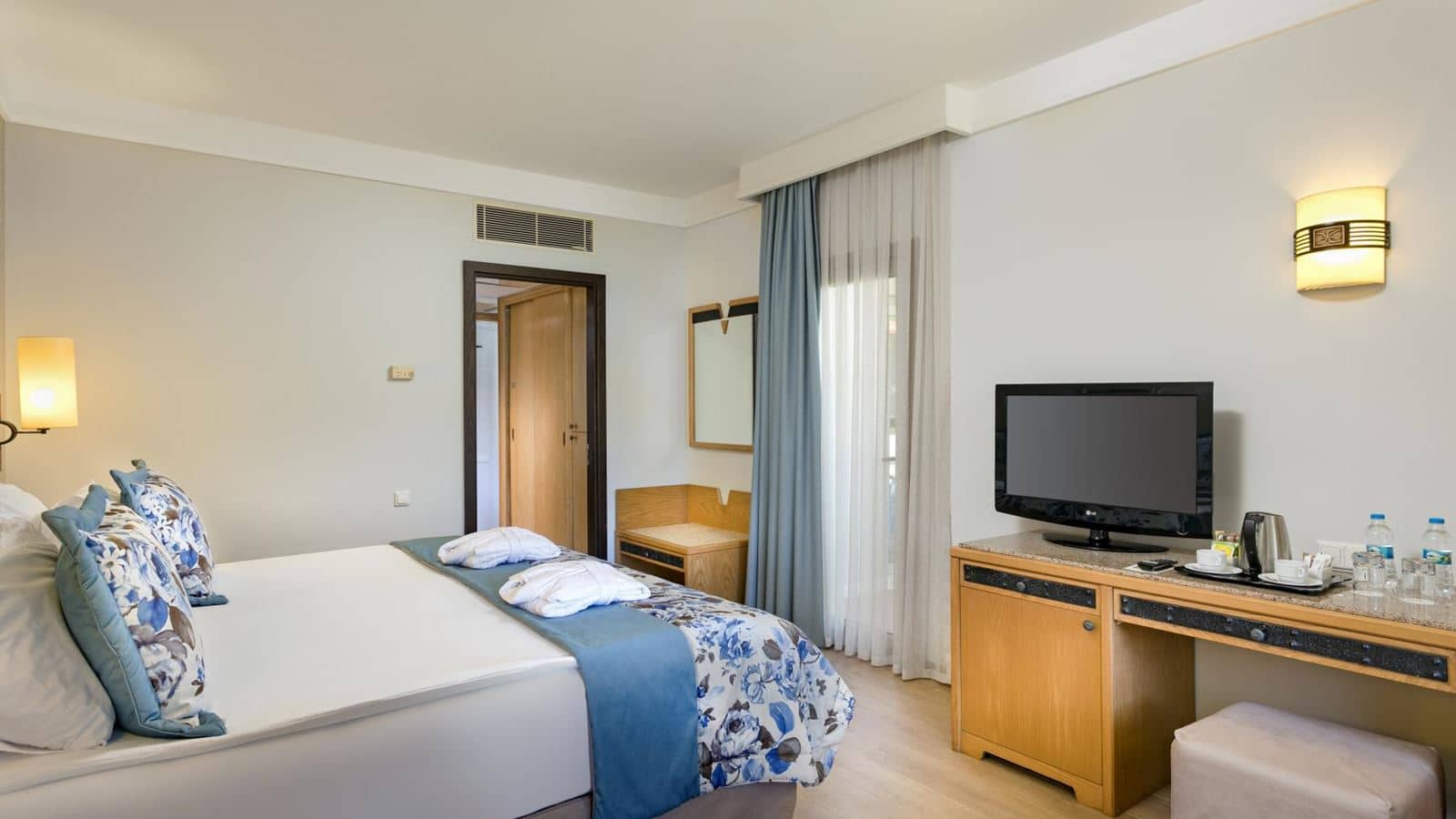 rooms-coral-room