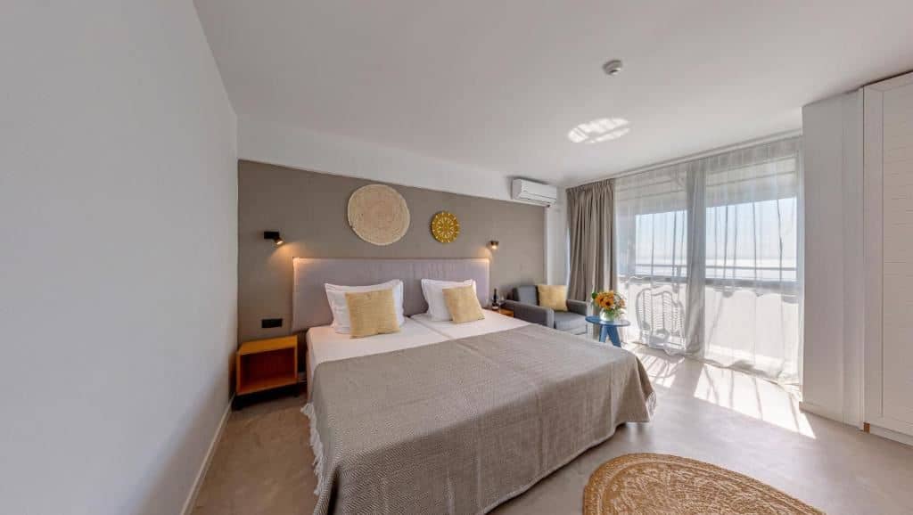 rooms-standard-apartment-balcony-or-terrace