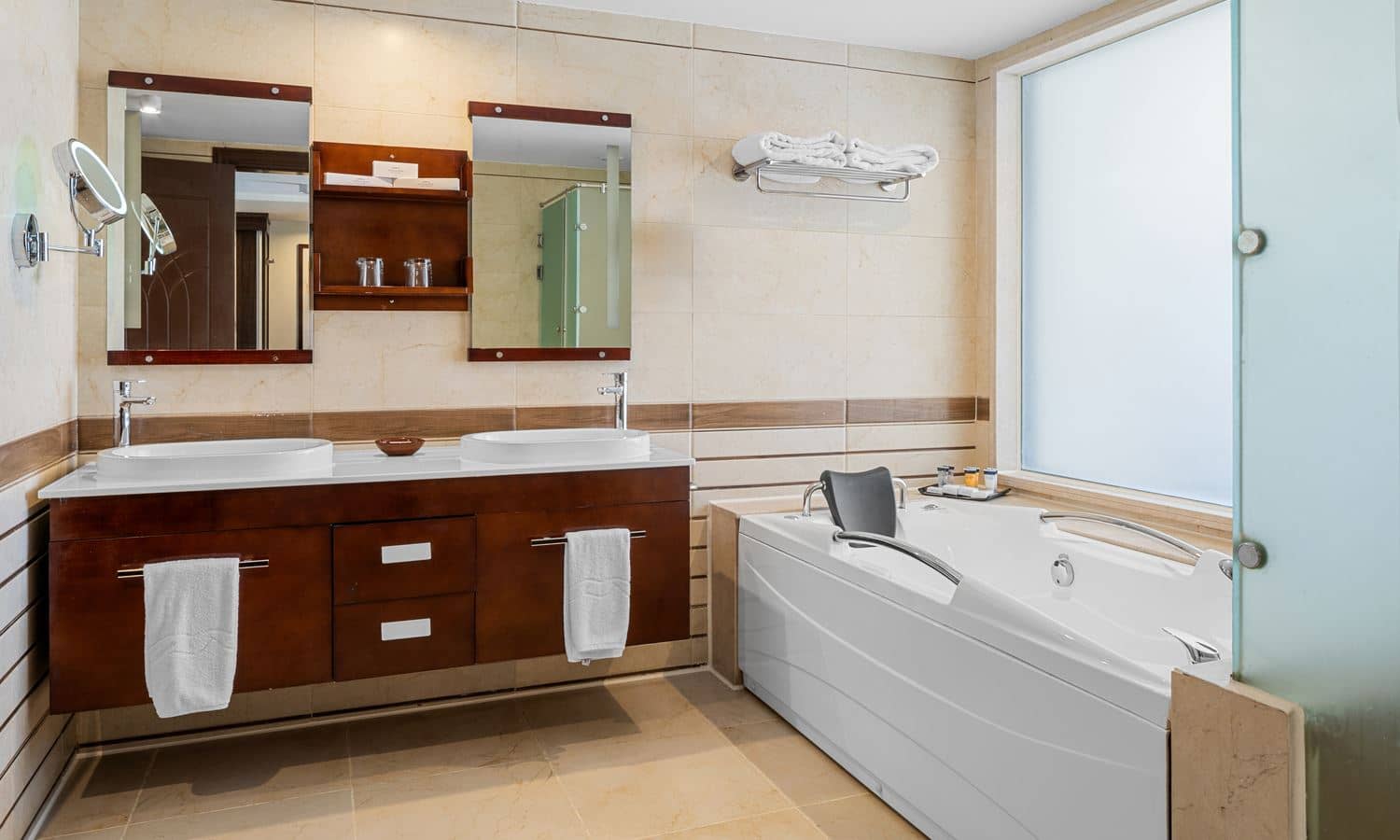 rooms-junior-suite-pool-view