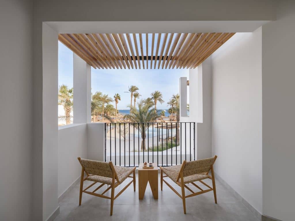 rooms-deluxe-room-sea-view