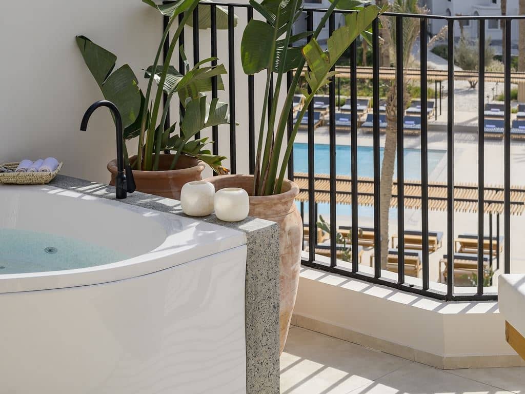 rooms-penthouse-suite-pool-view