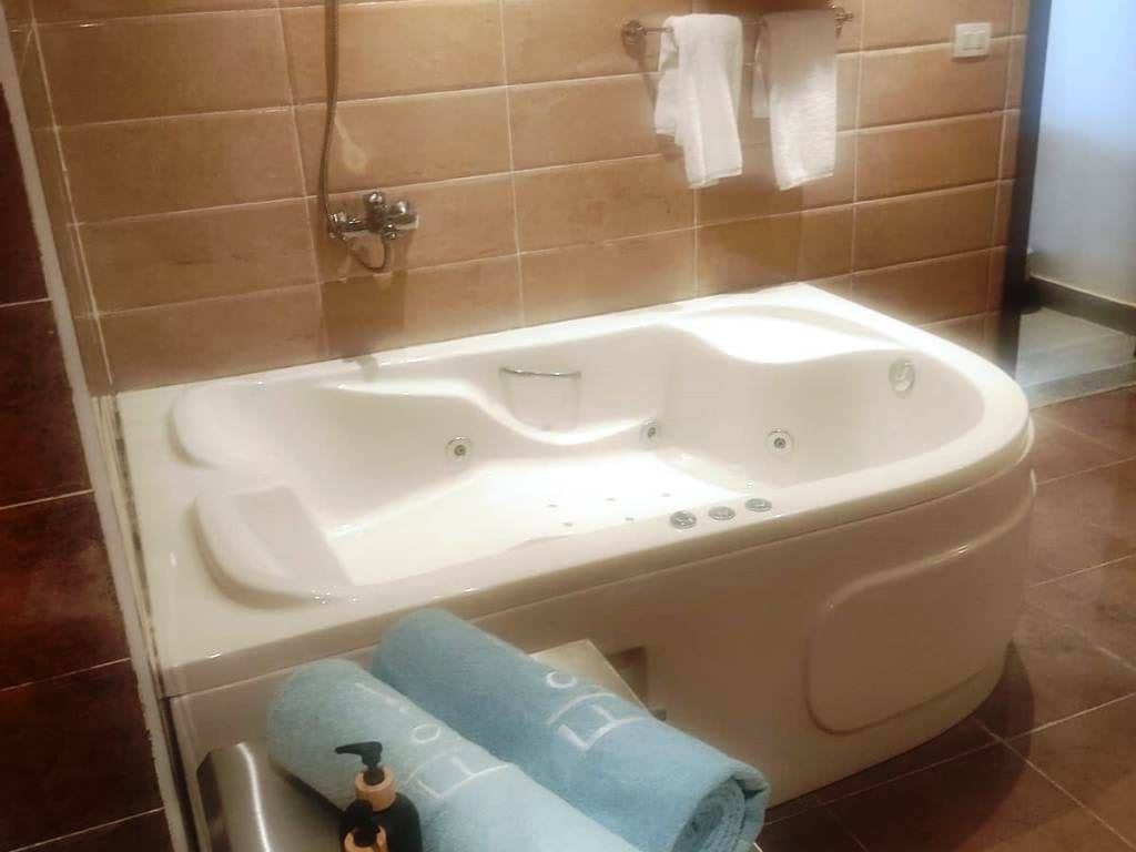 rooms-family-jacuzzi-suite-pool-or-side-sea-view