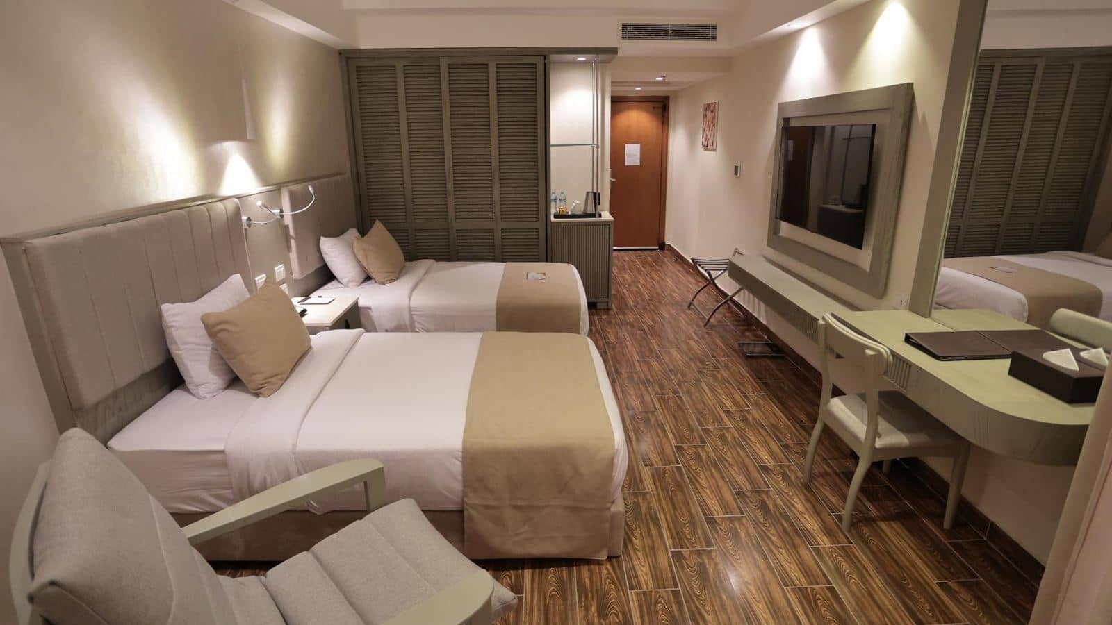 rooms-family-room-pool-view