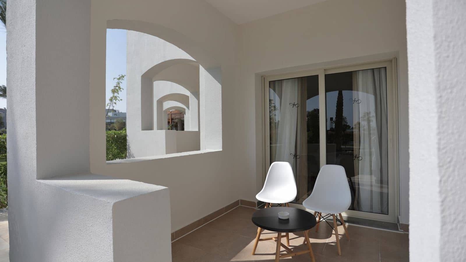 rooms-family-room-seapool-view