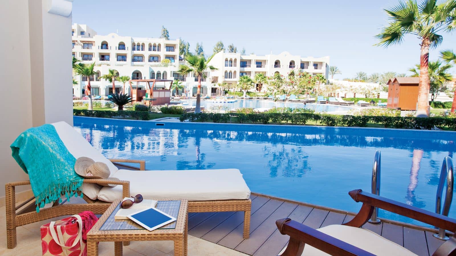 rooms-executive-swimup-suite--pool-view