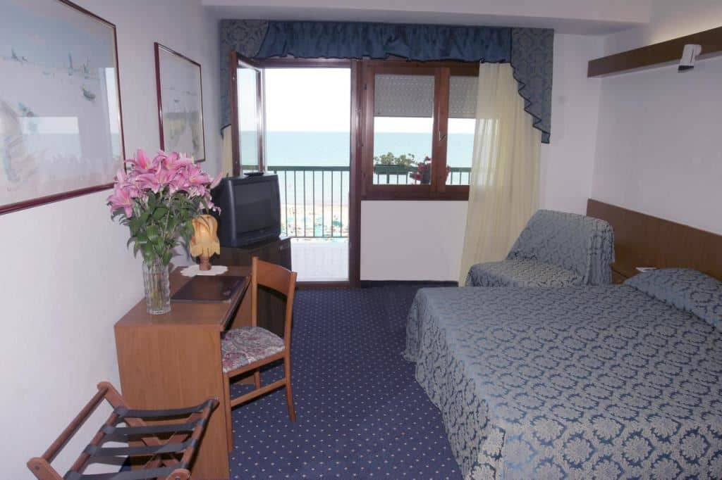 rooms-standard-room-frontal-sea-view-with-balcony