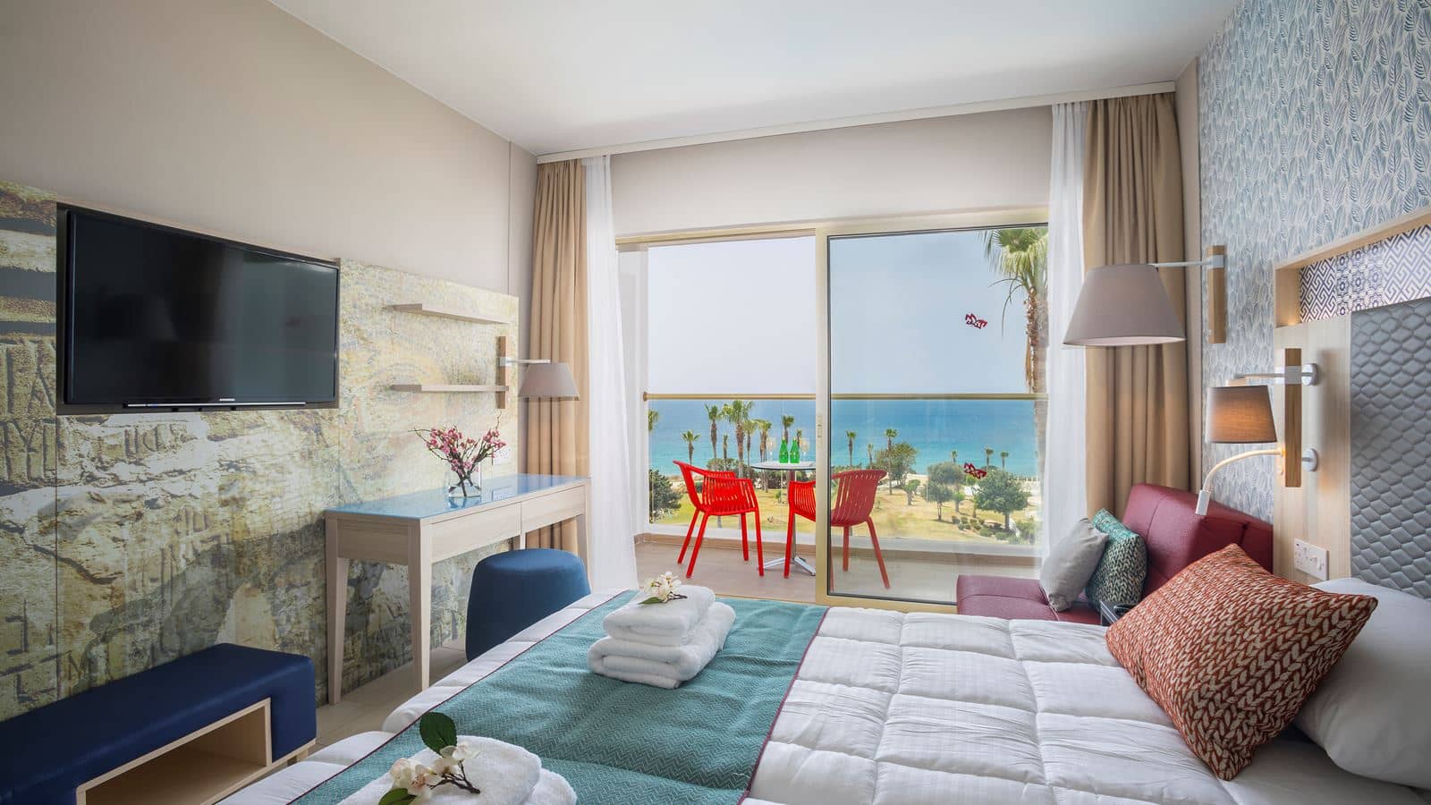 rooms-familyroom-sea-view-balcony-economy