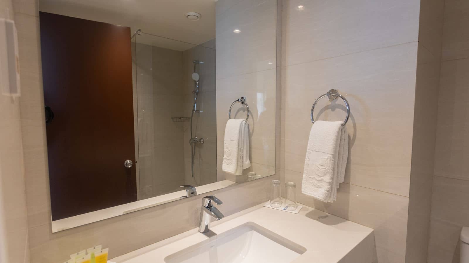 rooms-familyroom-seaview-balcony