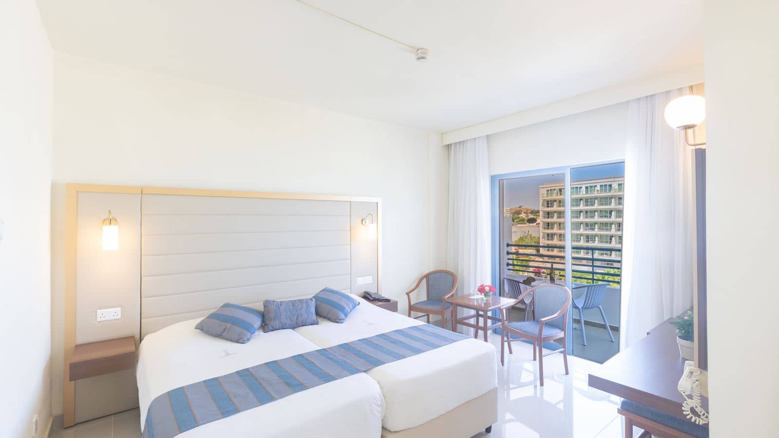 rooms-twin-room-seaview-balcony