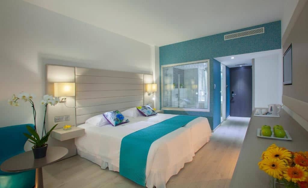 rooms-superior-room-lateralseaview-balcony
