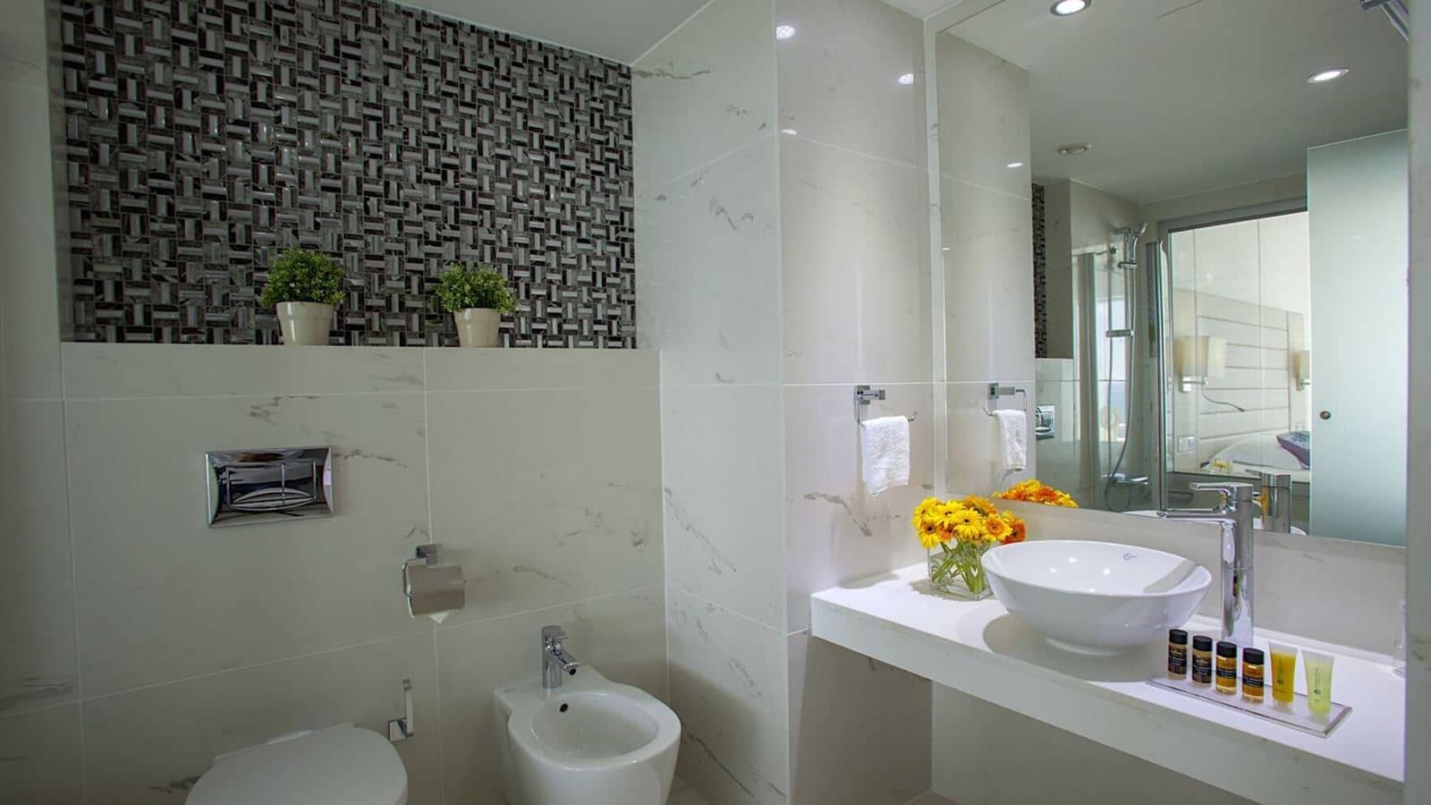 rooms-singleuse-superior-room-balcony