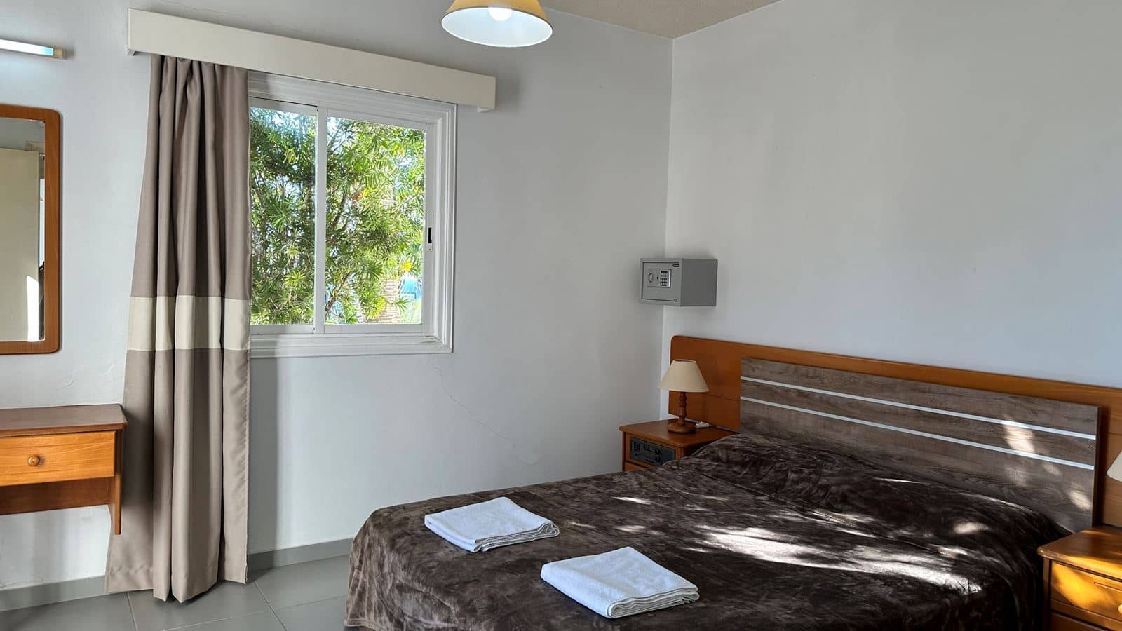 rooms-1-bedroom-standard-apartment-balcony