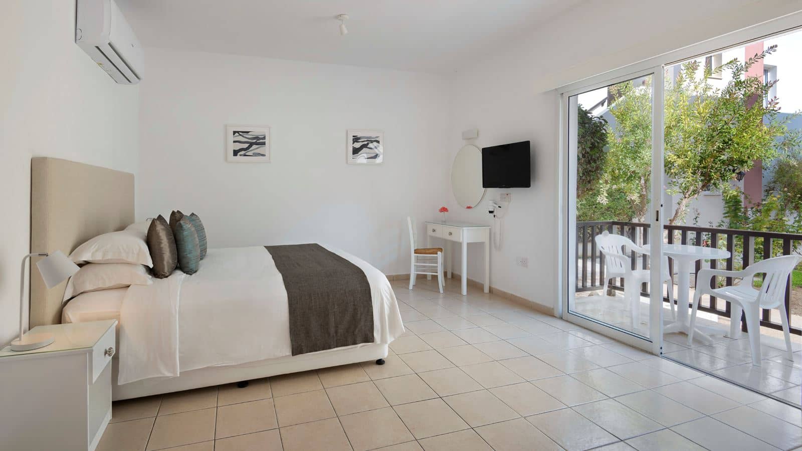 rooms-studio-balcony-or-terrace