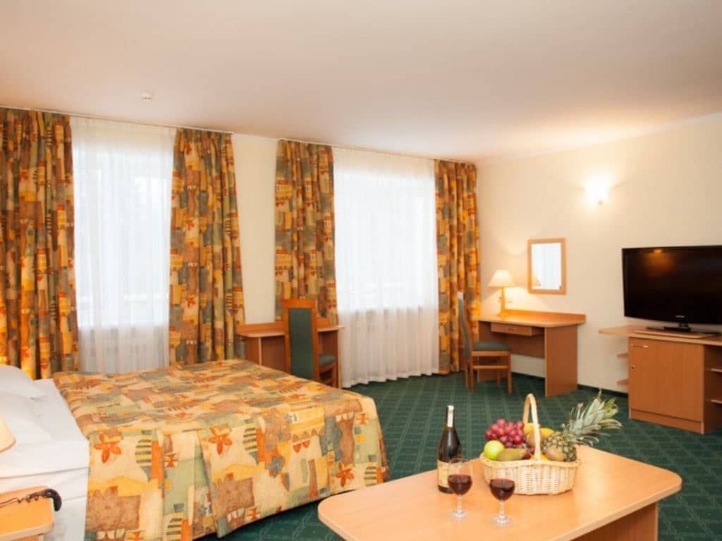 rooms-family-room-no-balcony