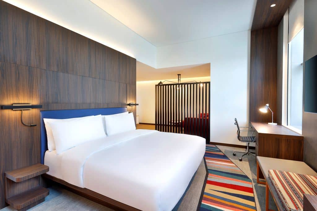 rooms-savvy-king-roomtwin-room