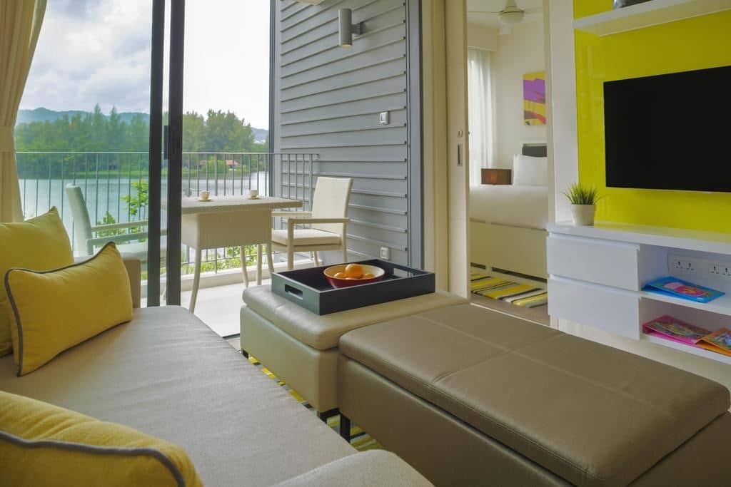 rooms-1-bedroom-suite-water
