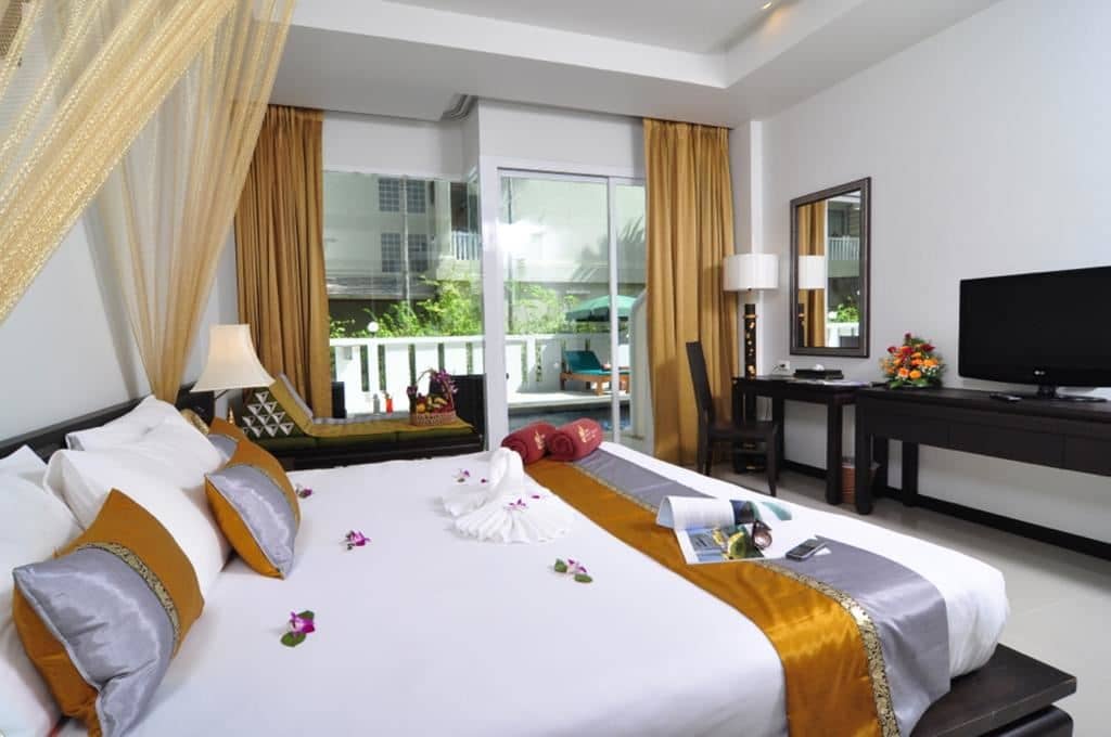 rooms-premier-pool-access