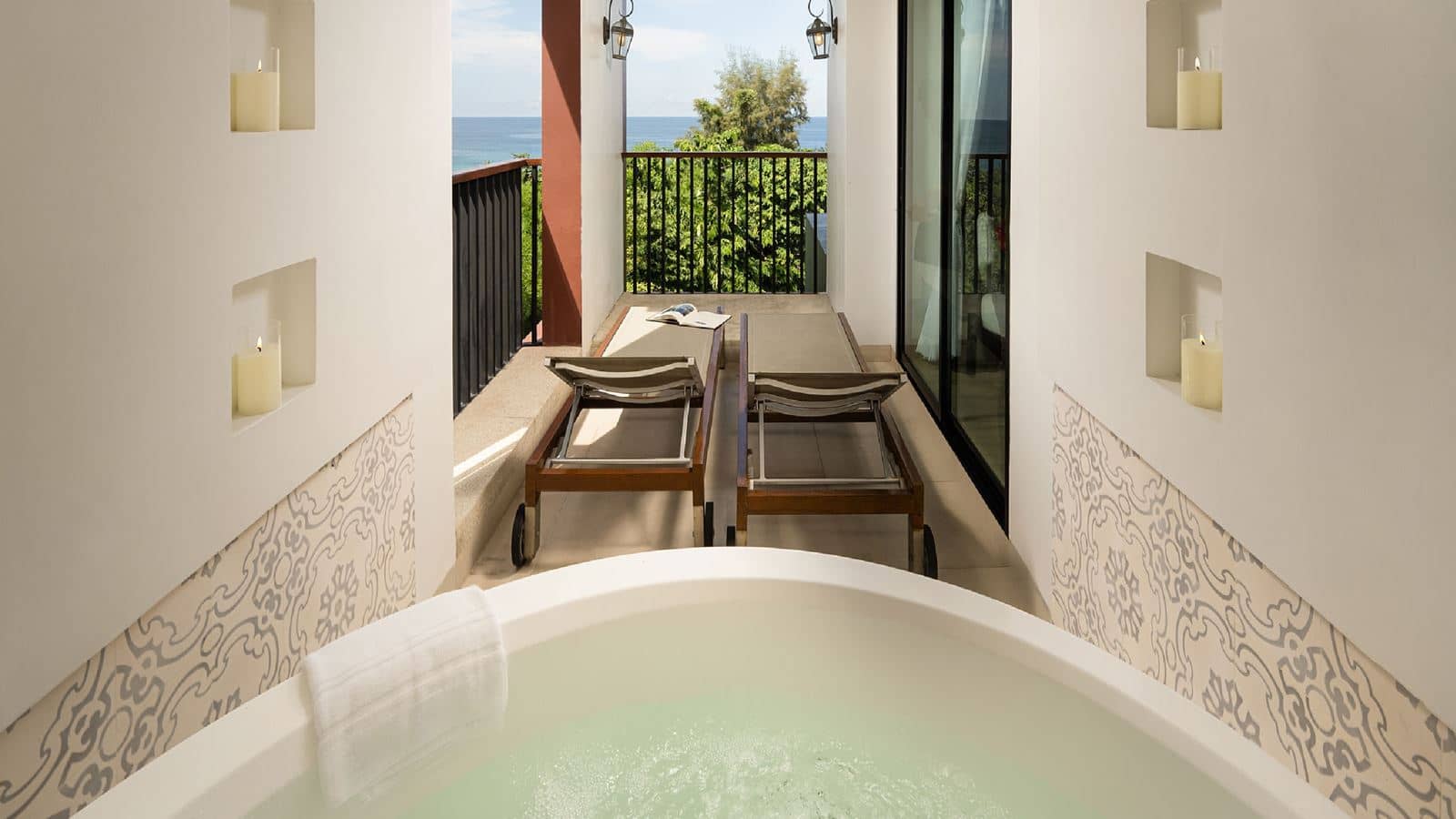 rooms-deluxe-suite-with-whirlpool-bath-sea-view