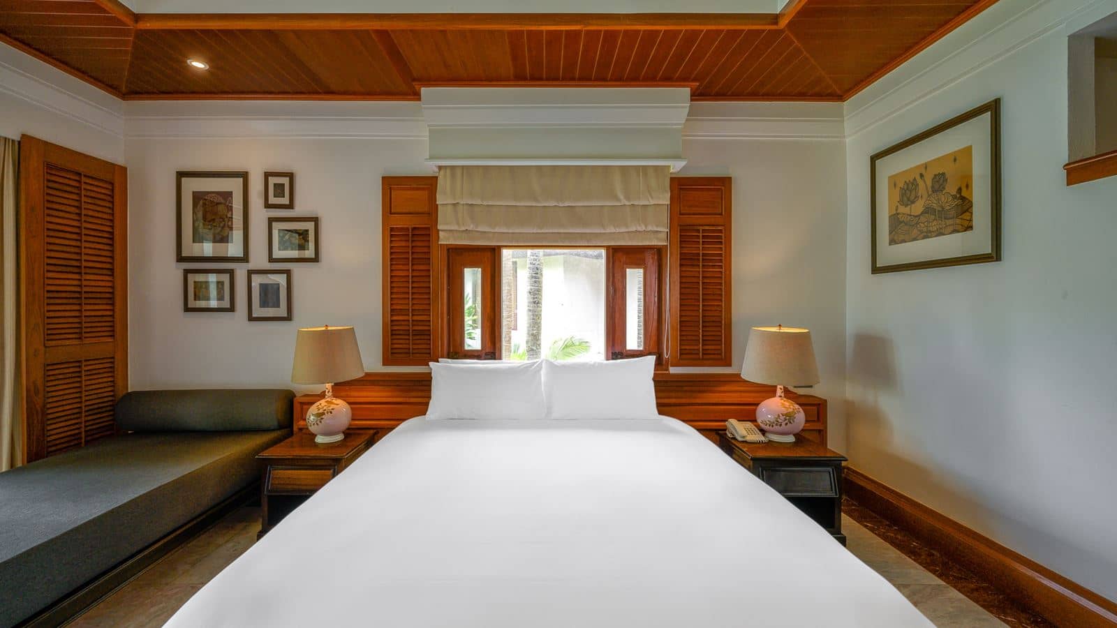 rooms-lagoon-poolside-with-bathtub