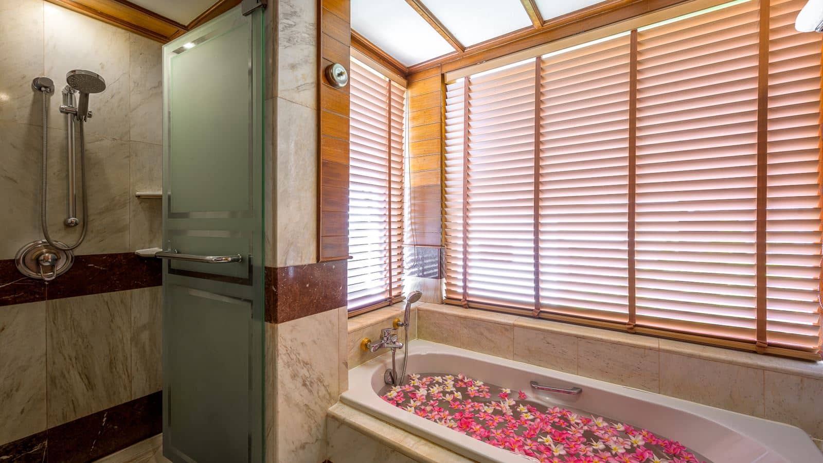rooms-2-bedroom-hillside-suite-with-terrace-bathtub