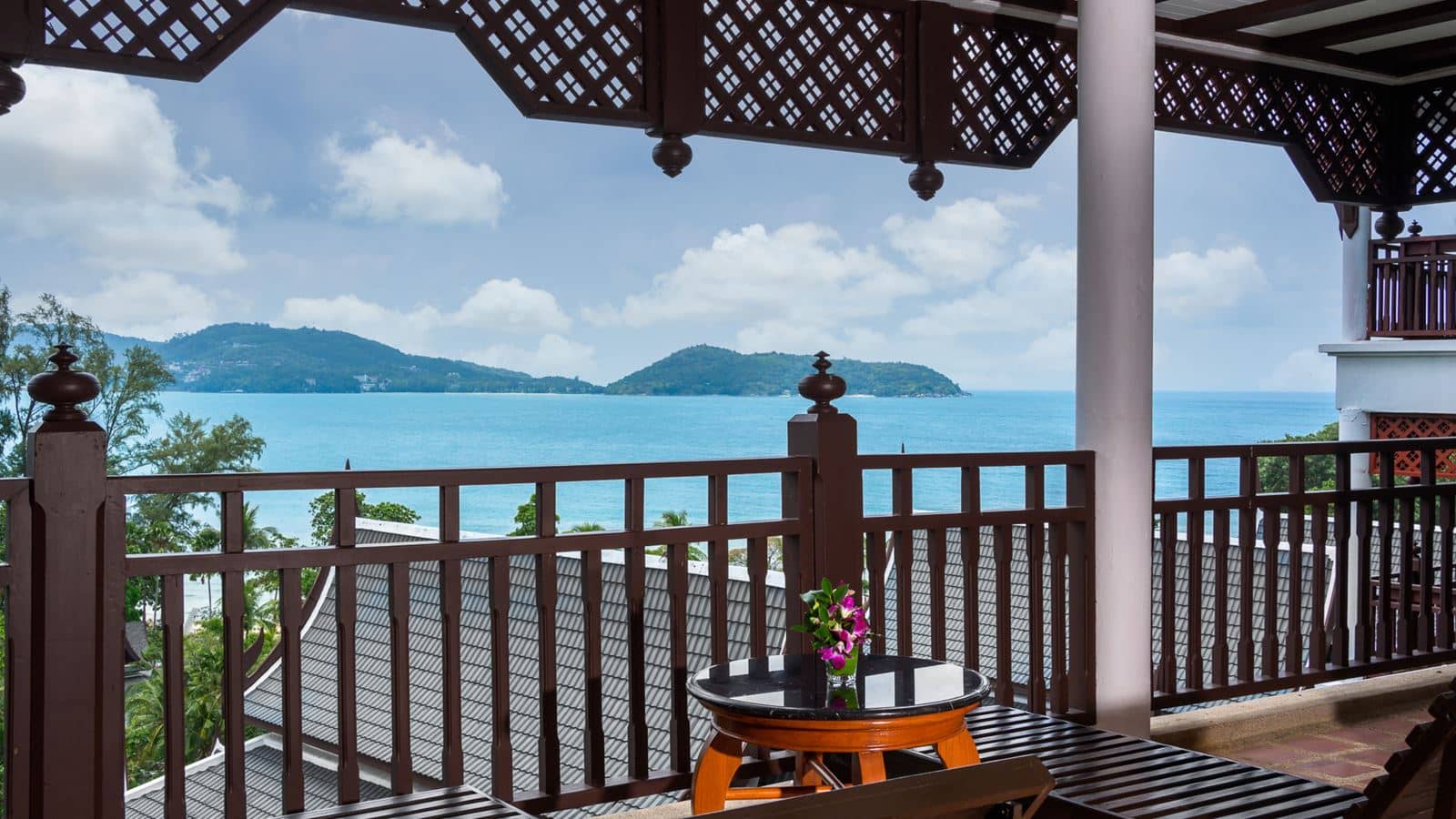 rooms-2-bedroom-hillside-suite-with-terrace-bathtub