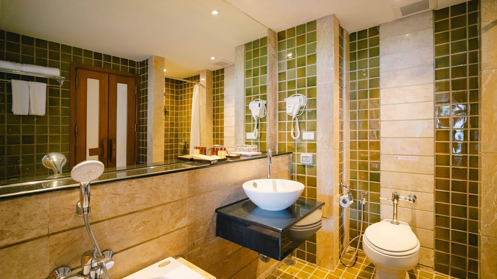 rooms-deluxe-triple-royal-wing-1-queen-1-single