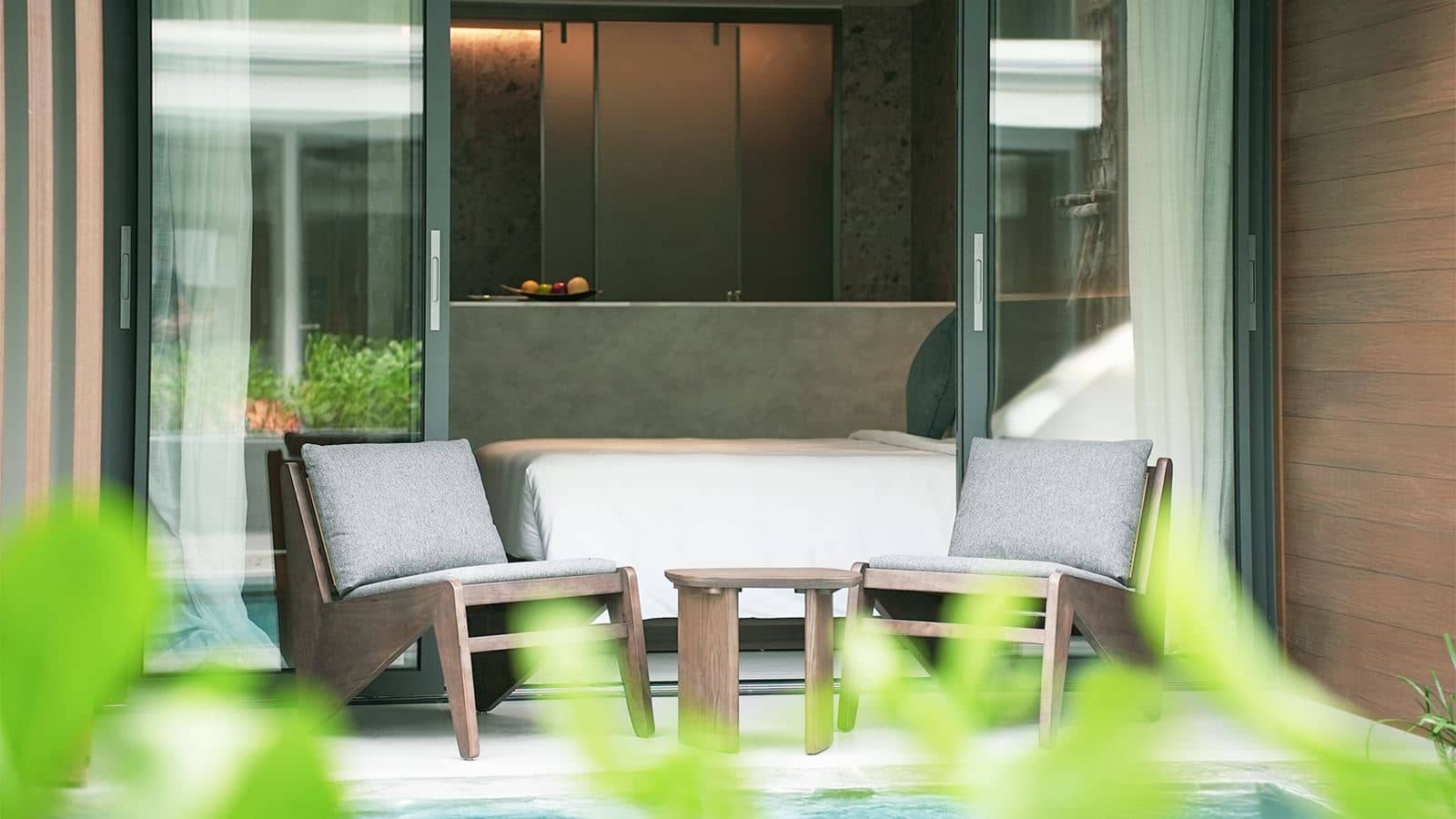 rooms-premier-pool-access