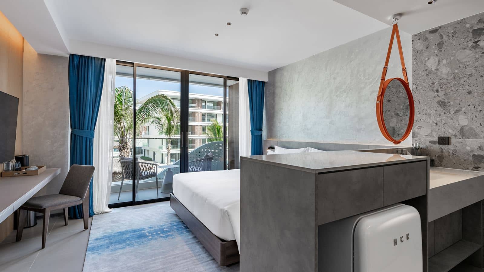 rooms-premier-pool-view