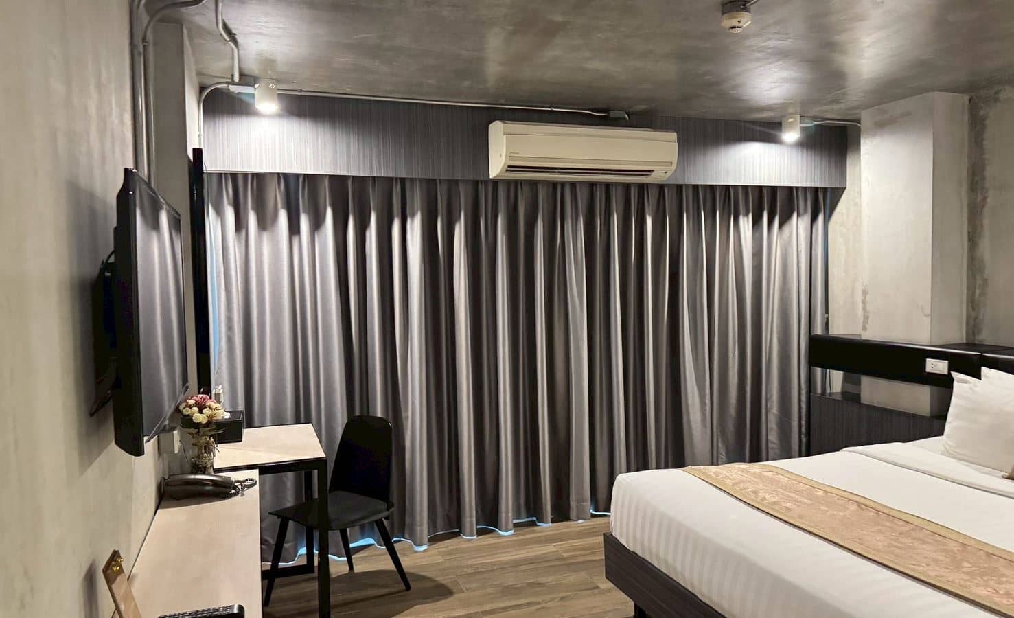 rooms-deluxe-king-mountain-view