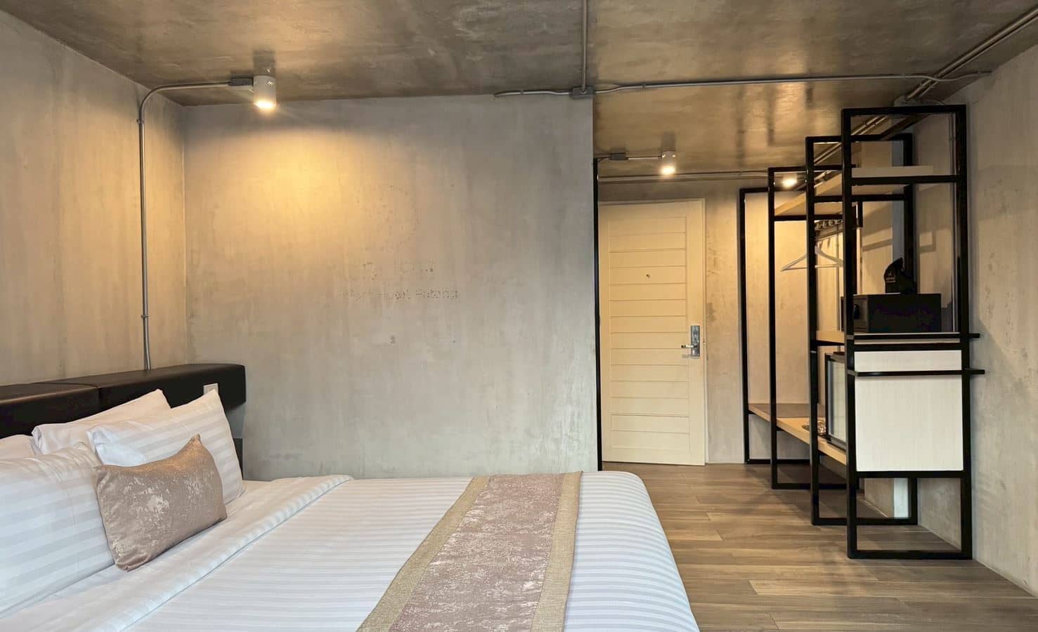 rooms-deluxe-king-mountain-view