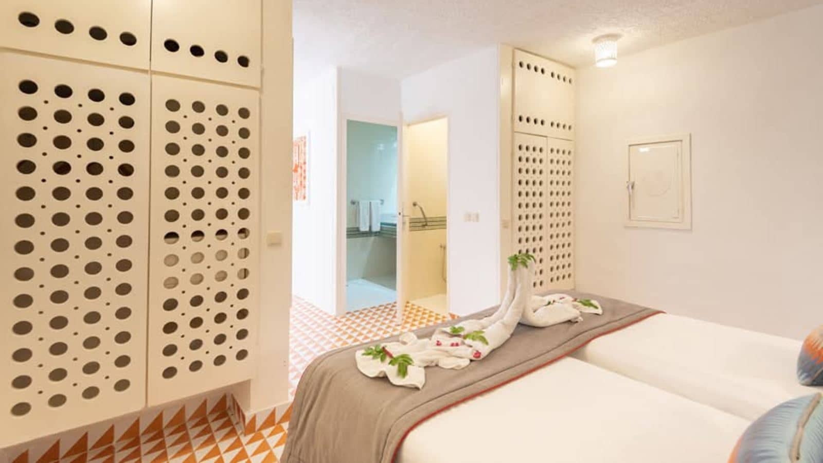 rooms-coral-room