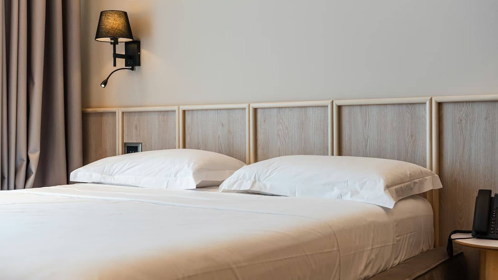 rooms-double-deluxe-room-seaview-balcony